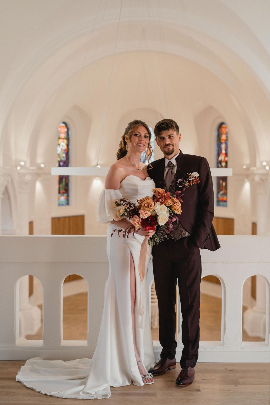 Shooting inspiration Mariage - avril 2025 - photo de couple - balcon - Domaine de Meslay