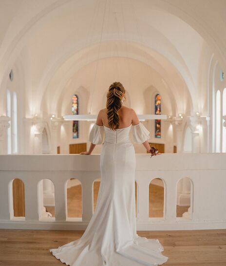 Shooting inspiration Mariage - avril 2025 - mariée de dos balcon - Domaine de Meslay