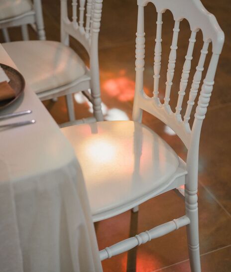 Shooting inspiration Mariage - avril 2025 - chaise et lumière - Domaine de Meslay