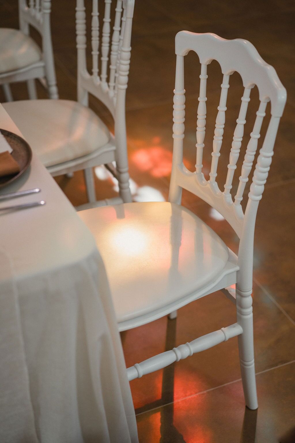 Shooting inspiration Mariage - avril 2025 - chaise et lumière - Domaine de Meslay