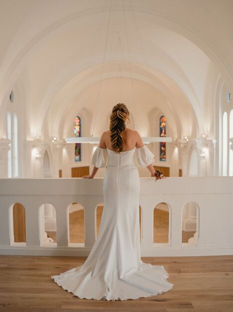 Shooting inspiration Mariage - avril 2025 - mariée de dos balcon - Domaine de Meslay