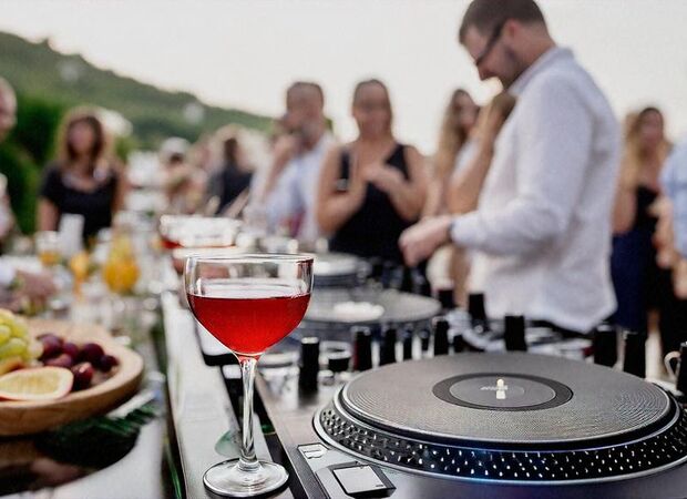 DJ et musique, sujet essentiel pour un cocktail